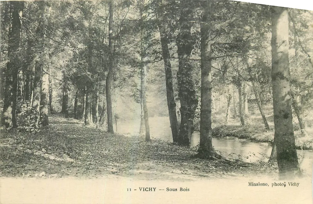Vichy — Sous Bois — Minalono, foto de Vichy - Frente