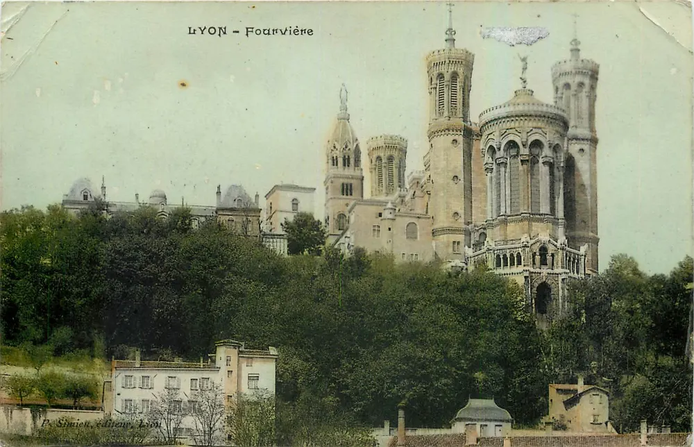 LYON - Fourvière — Basilique Notre-Dame de Fourvière, vue panoramique — éditeur P. Smicien, Lyon - Frente