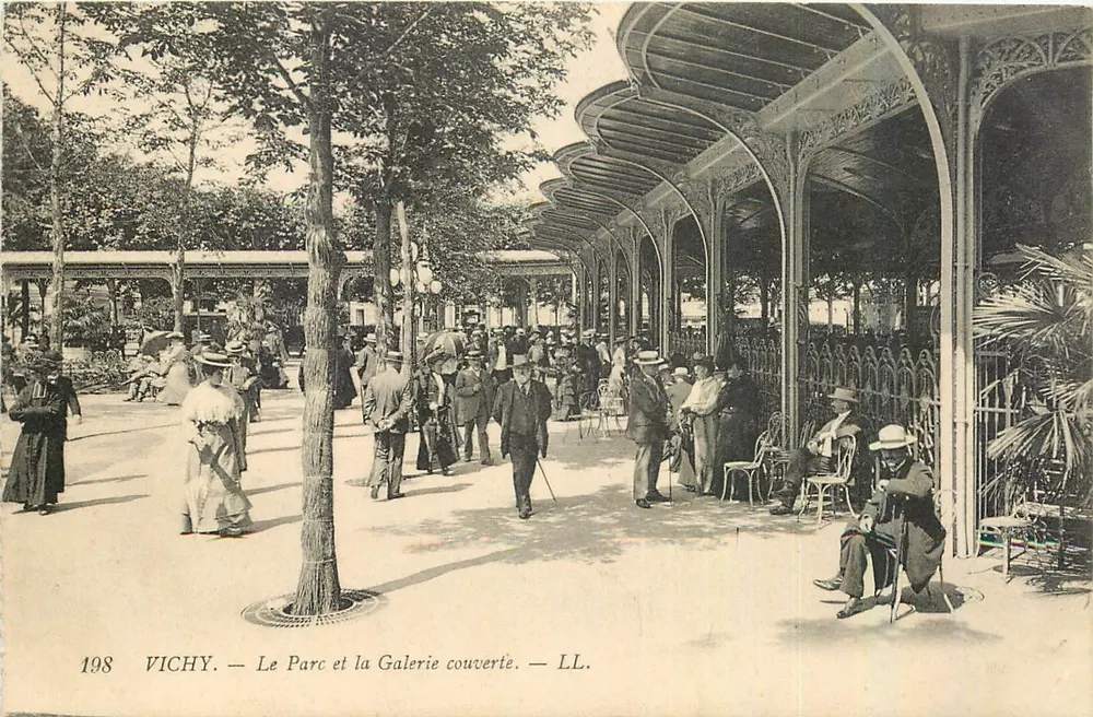 Vichy — Le Parc et la Galerie couverte — LL. - Recto