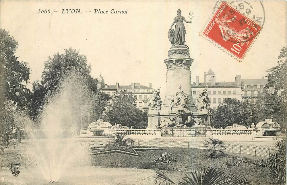 LYON. — Praça Carnot — Monument central com fonte - Frente