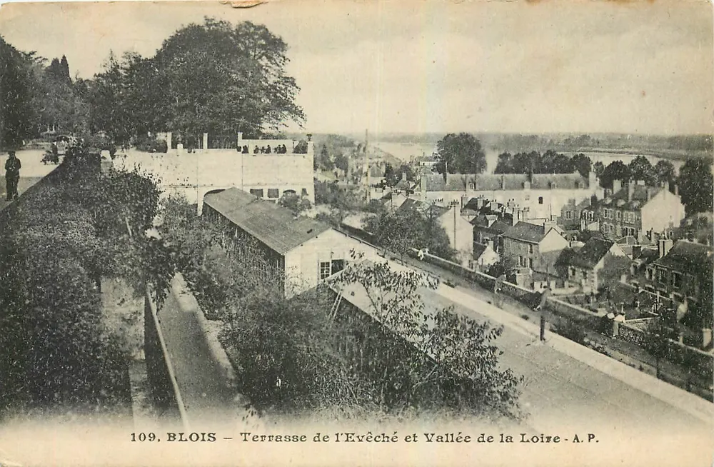 Blois — Terrasse de l'Evêché et Vallée de la Loire — A.P. n°109 - Recto