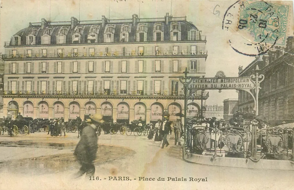 Place du Palais-Royal — Hôtel des Magasins du Louvre et entrée du Chemin de Fer Métropolitain — éditeur : n° 116 - Frente