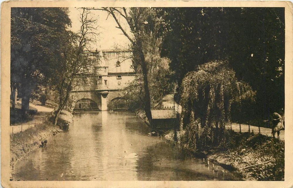 Château d'Épargne — Blick auf den Garten — G. Chaurugne - Vorderseite