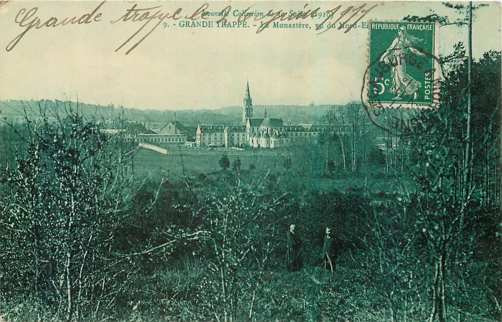 Grande Trappe — O Mosteiro, visto do Nordeste — Nova Coleção de M. Sénard (1910) - Frente