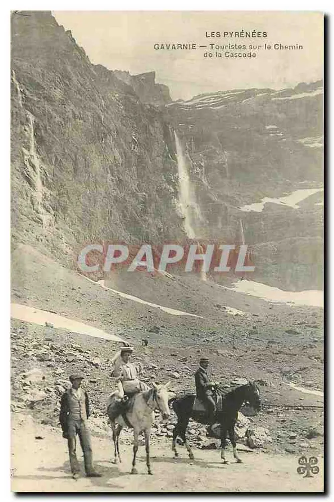 Gavarnie — Touristen am Weg der Wasserfälle — Die Pyrenäen - Vorderseite