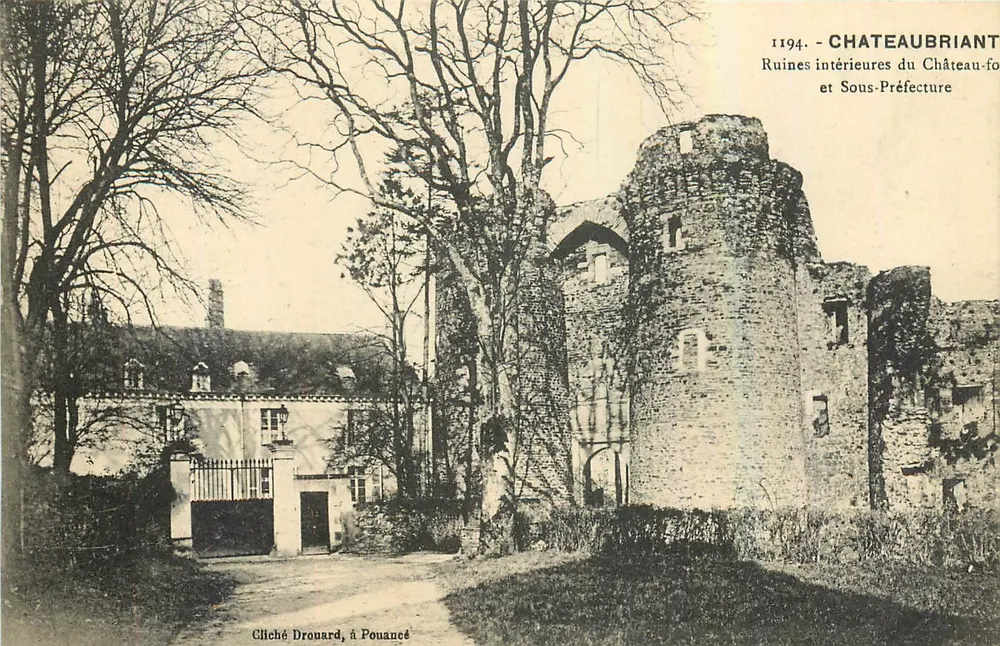 Châteaubriant — Innere Ruinen des Burgschlosses und der Unteren Präfektur — Cliché Drouard, in Pouancé - Vorderseite