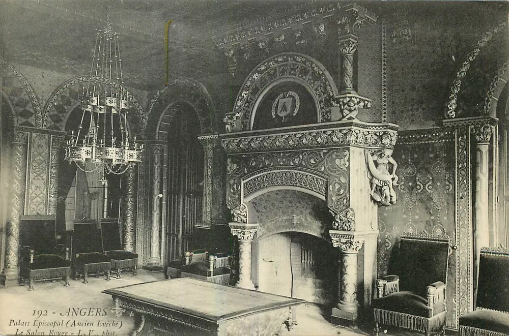 Episkopales Palais (Ehemaliges Bischofspalais) — Der Rote Saal — J. V. phot. - Vorderseite