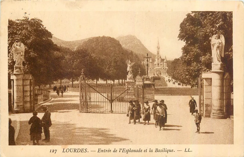 Lourdes — Entrada da Esplanada e a Basílica — LL. — N° 127 - Frente