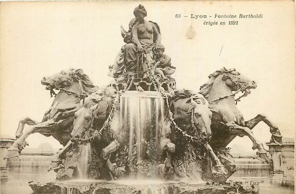 Lyon - Fonte Bartholdi erguida em 1892 — S.P. Paris - Frente