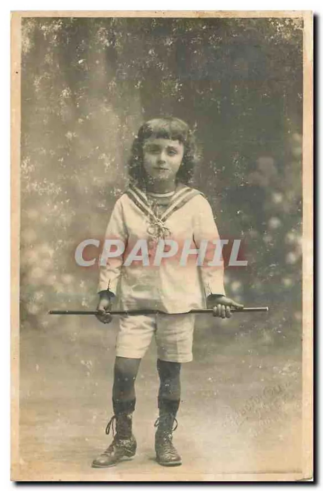 Niño en traje de marinero — postura con bastón — tarjeta postal anónima - Anverso