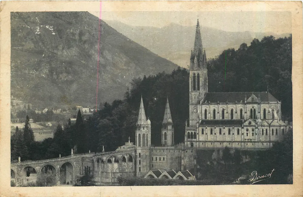 Lourdes — A Basílica vista de lado — Doacet - Frente