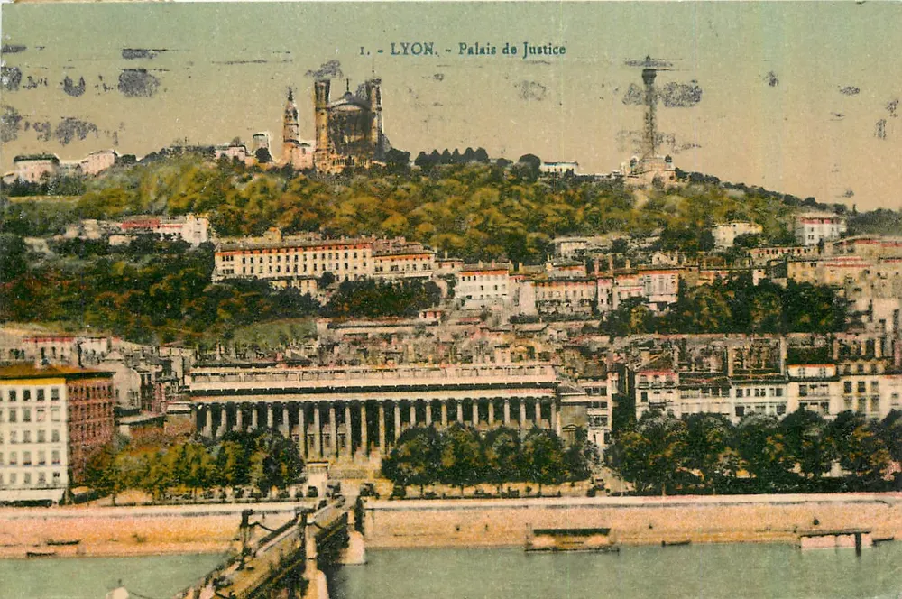 LYON - Palácio de Justiça — vista panorâmica com o Fourvière em segundo plano - Frente