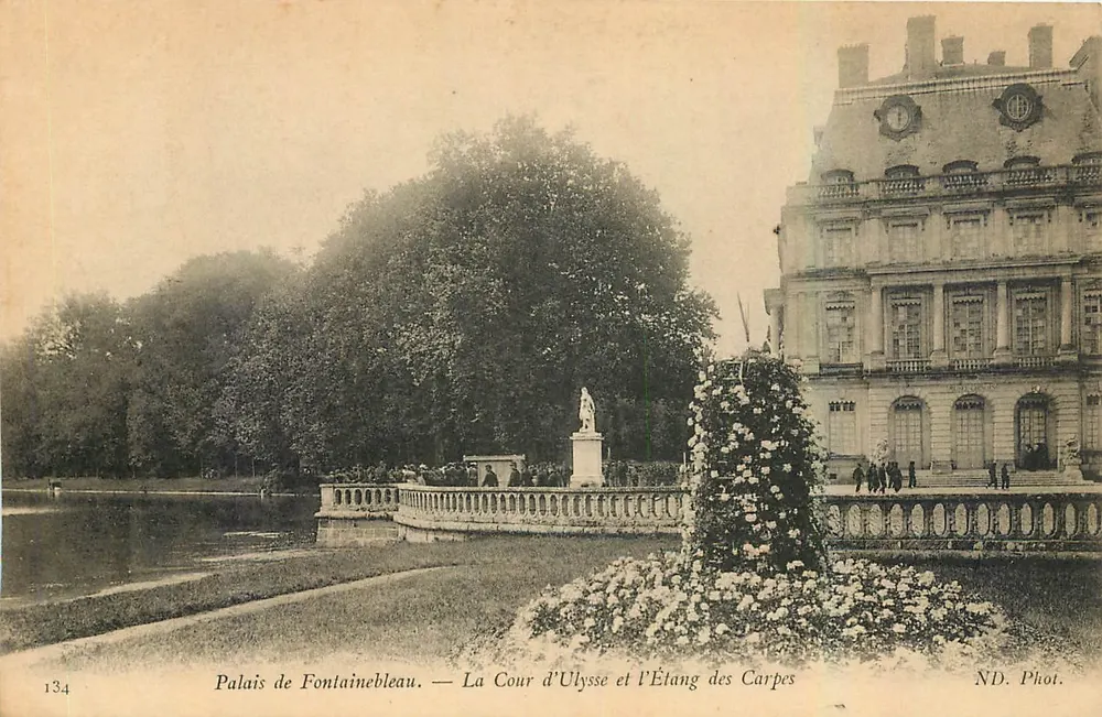 Schloss Fontainebleau — Der Hof des Ulysses und der Karpfenweiher - Vorderseite