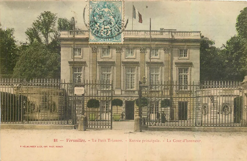 Versailles — Das kleine Trianon — Haupteingang. Der Ehrenhof. — P. Helmlinger & Cie, Imp. Phot. Nancy. - Vorderseite