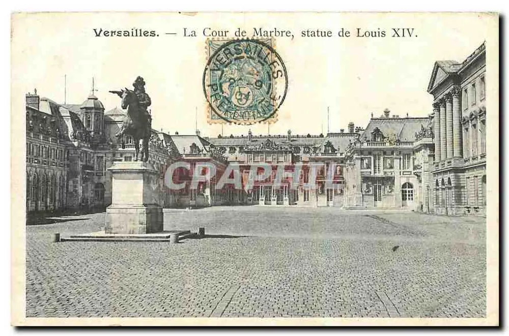 Versailles — La Cour de Marbre, statue de Louis XIV. - Recto