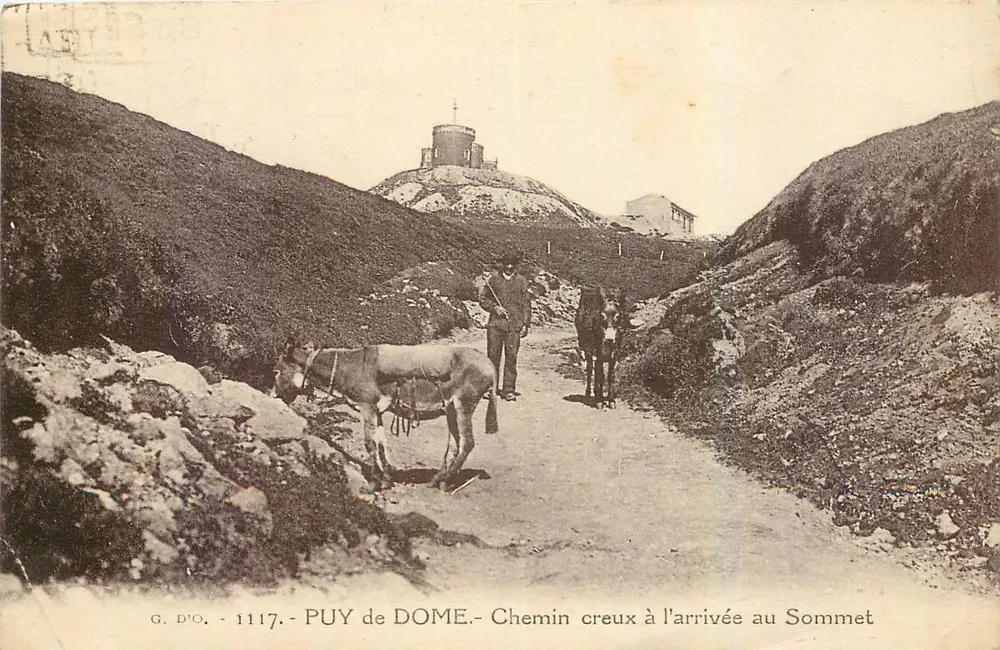 Puy de Dôme - Chemin creux à l'arrivée au Sommet — G. D'O. - 1117 - Recto