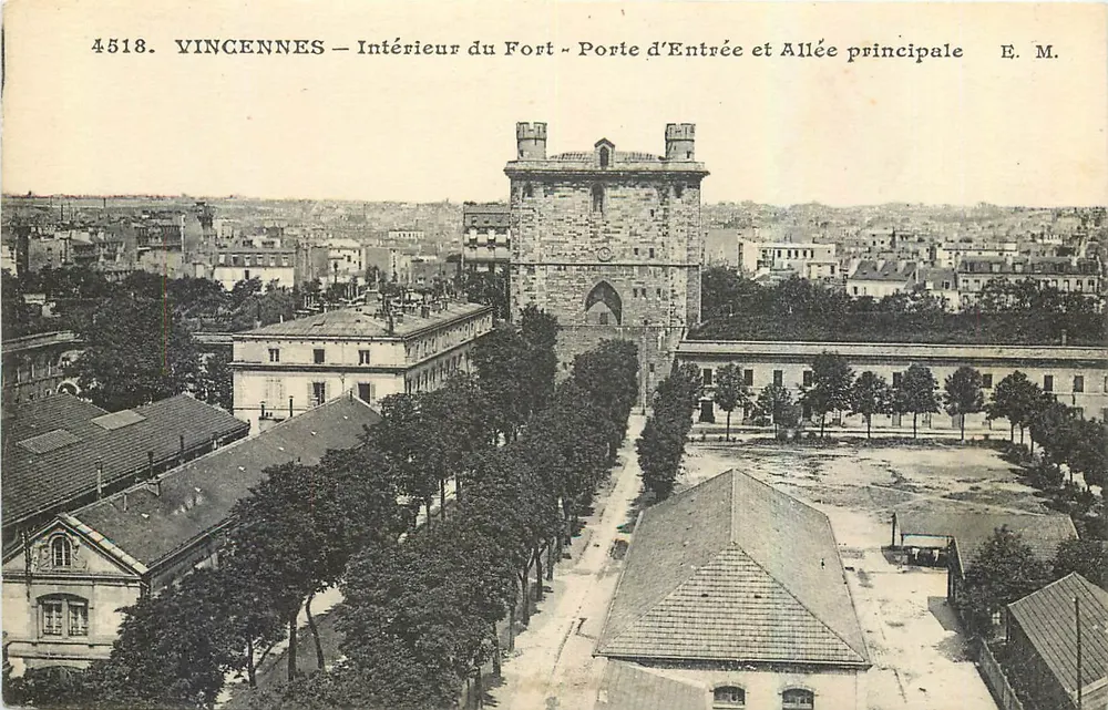 Vincennes — Innenraum des Schlosses — Eingangstor und Hauptallee — E. M. — Nr. 4518 - Vorderseite