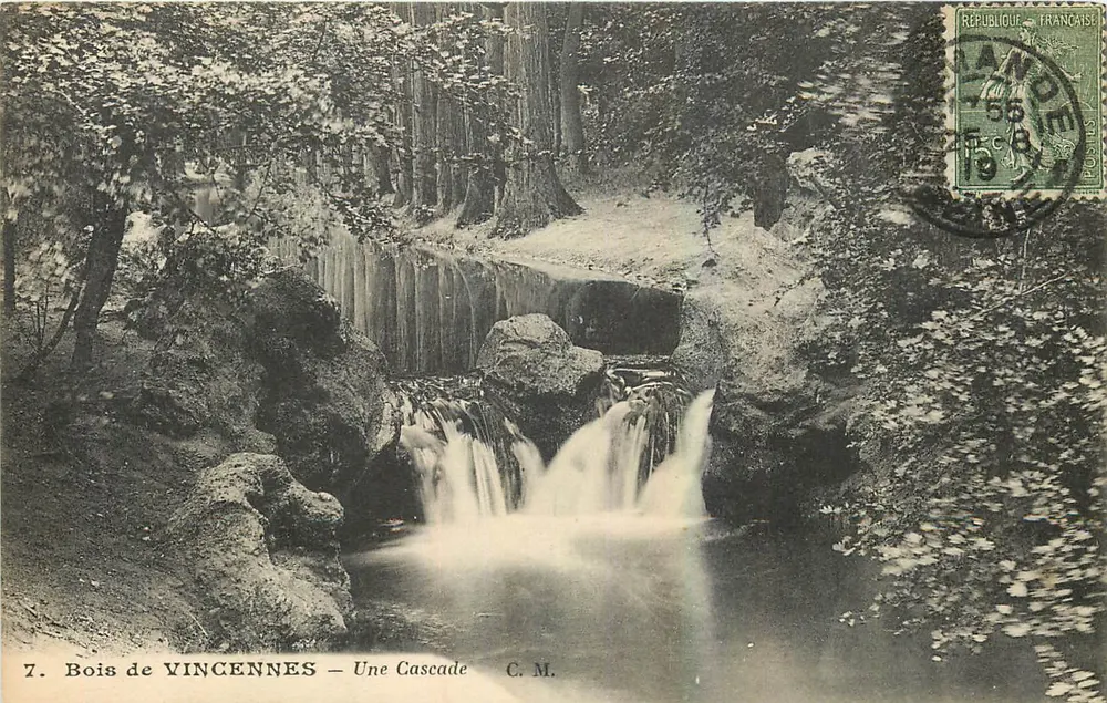 Bois de Vincennes — Uma Cascata — C.M. - Frente