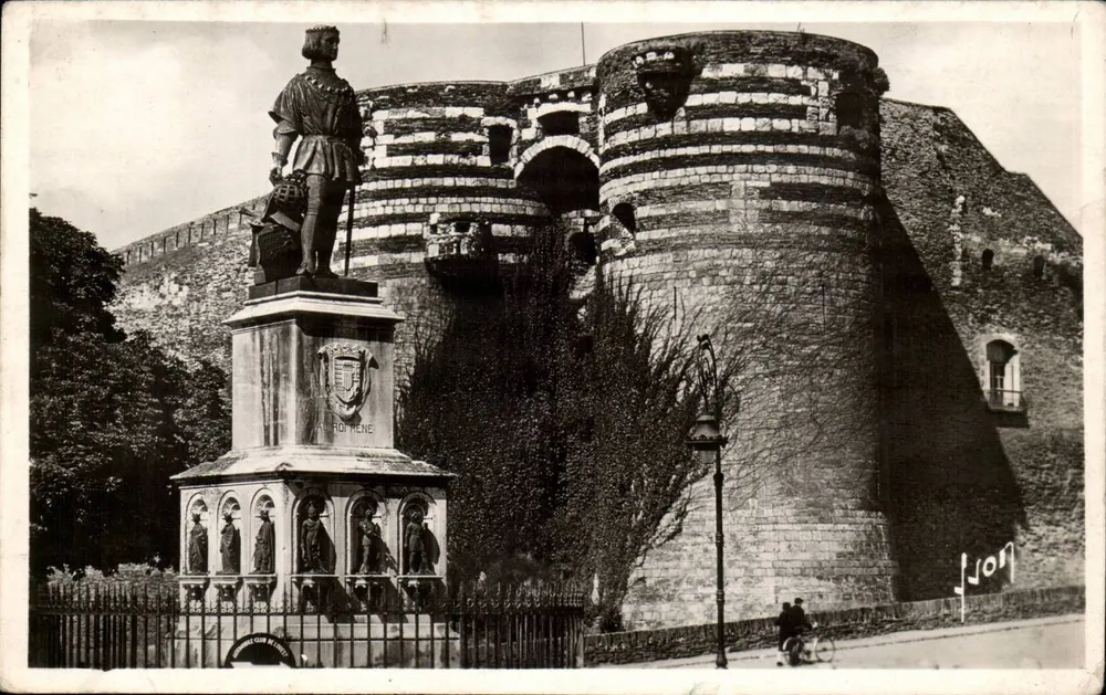 Angers (Maine-et-Loire) — Estátua do Rei René e o castelo — Edição de Angers - Frente