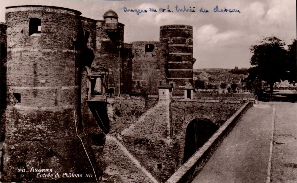 Angers — Entrada do Castelo — Lévy e Neudén Reunidos, Imp. Letellier, Paris - Frente