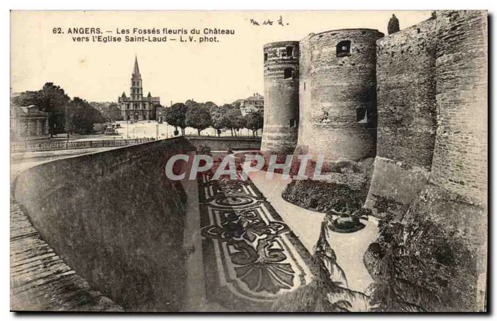 Angers — Die blühenden Gräben des Schlosses in Richtung Kirche Saint-Laud — L.V. phot. - Vorderseite