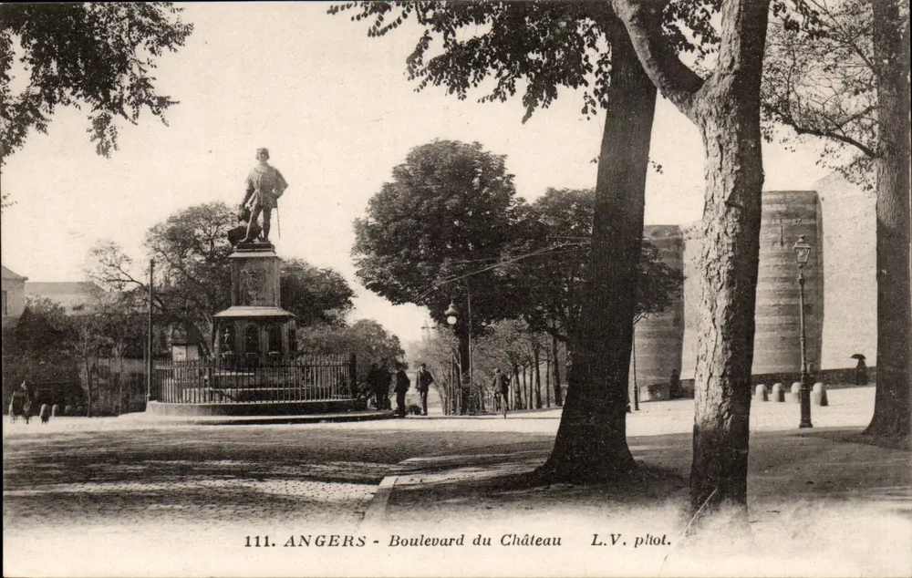 Angers - Boulevard do Castelo — estátua em pedestal — L.V. fot. - Frente