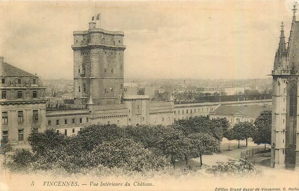 Vincennes — Vista Interna do Castelo — Edição Grand Bazar de Vincennes. C. Noiton - Frente