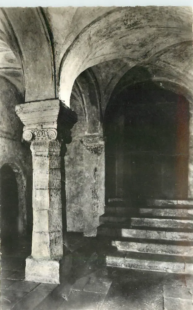 Auxerre (Yonne) — Krypten der Kirche Saint-Germain — Ionischer Kapitell - Vorderseite