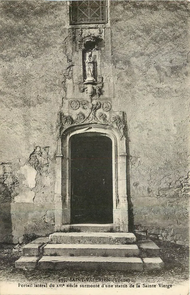 Seitentor des 16. Jahrhunderts in Saint-Valérien (Yonne) — mit einer Statue der Heiligen Jungfrau gekrönt — Photo-Edit. E. Mignon, Nevers, Céne-et-Marne - Vorderseite