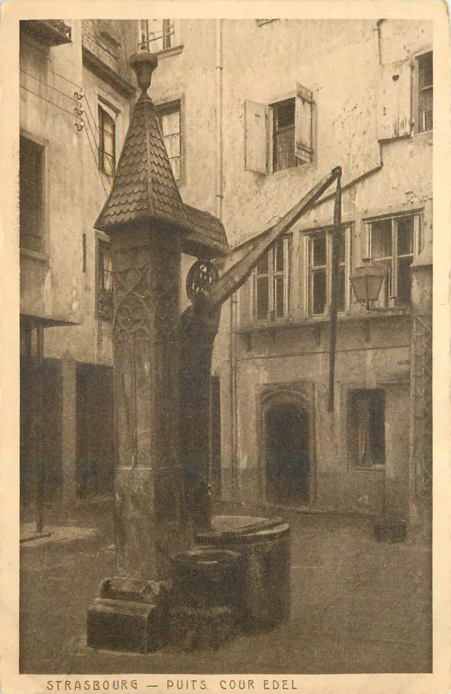 Estrasburgo — Poço, Pátio Edel - Frente