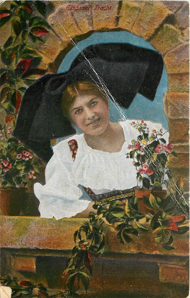 Młoda kobieta w czapce czarnej — Elsässer Tracht — Felix Lübb, Straßburg i. E. - Awers