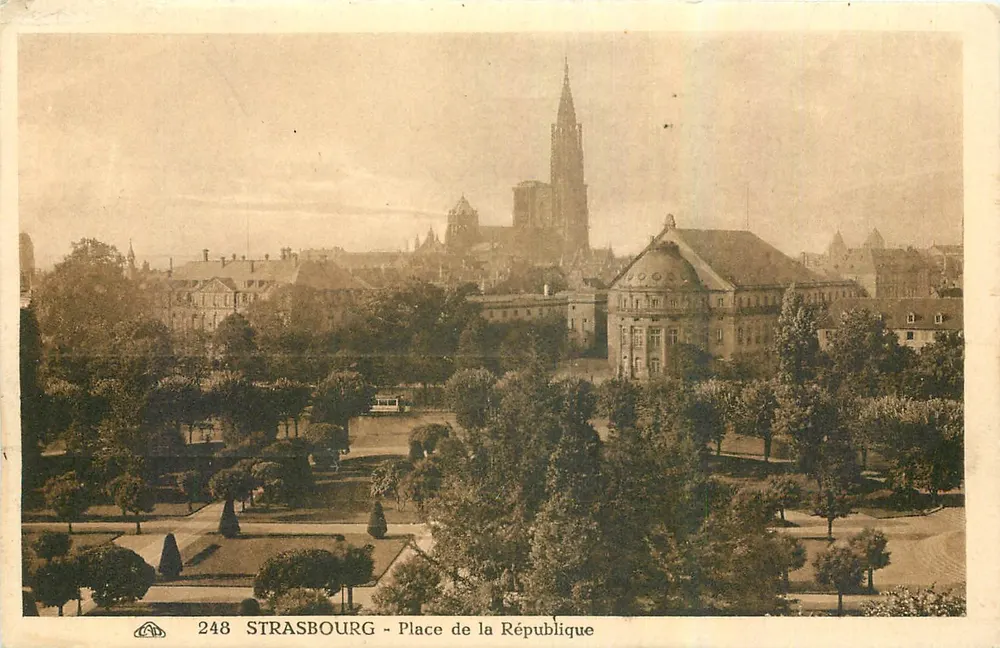 Strasbourg - Place de la République — panoramic view with the cathedral — n° 248 - Front