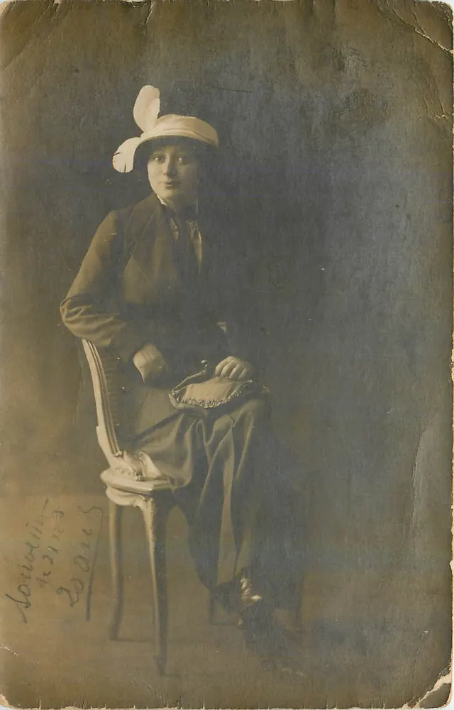 Mulher com chapéu de penas — estúdio de retratos — R. Guffkainnal, Brespifig et Cie, Paris - Frente