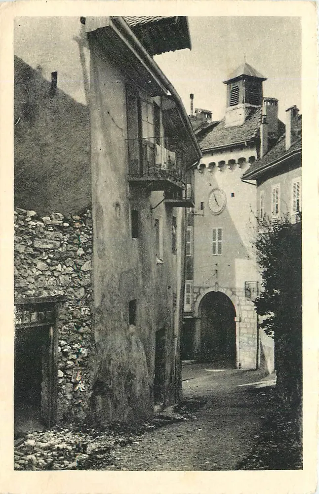 Rue étroite avec porte et horloge — Annecy — Édition Mayoux, Passage Nemours et Porte Ste-Claire - Recto