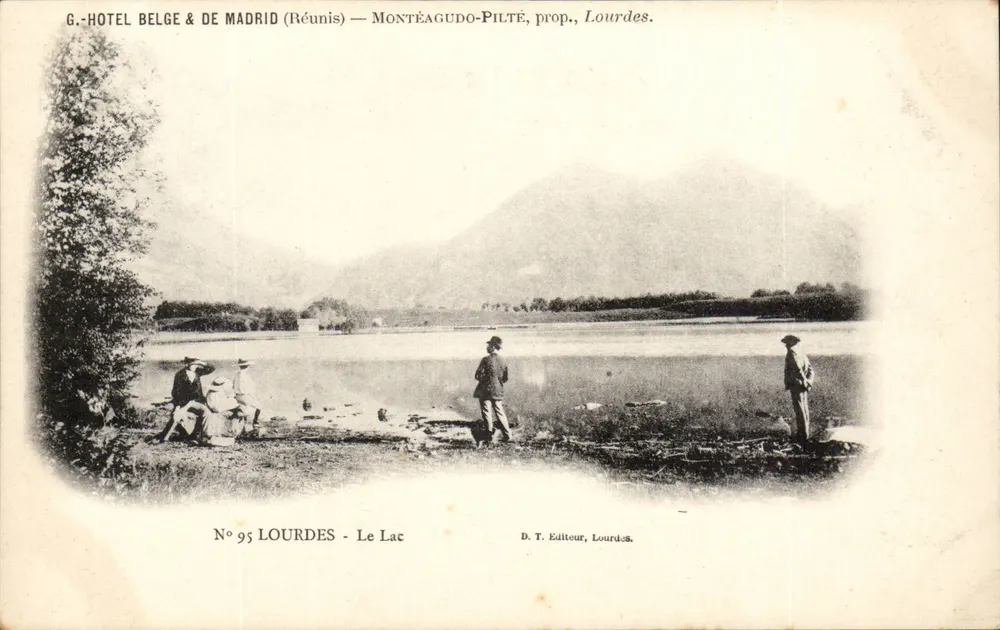Lago de Lourdes — Vista do lago com visitantes — G. HOTEL BELGE & DE MADRID (Réunis) — Montéagudo-Pilté, prop., Lourdes. N° 95 - Frente
