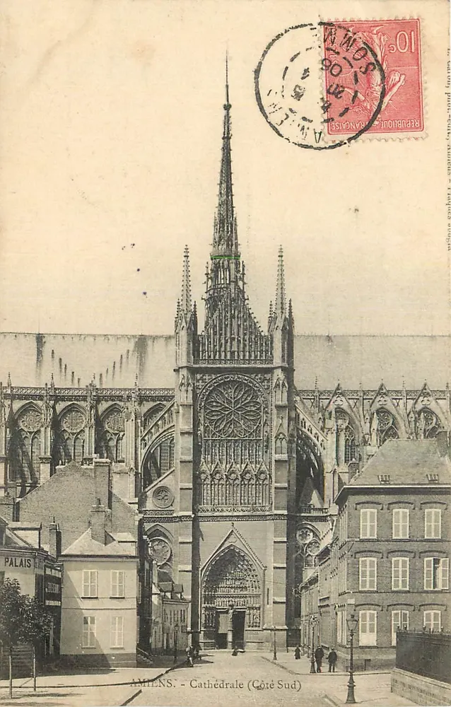 Amiens - Catedral (Lado Sul) — vista gótica com palácio e rua — editor desconhecido, número de série não visível - Frente