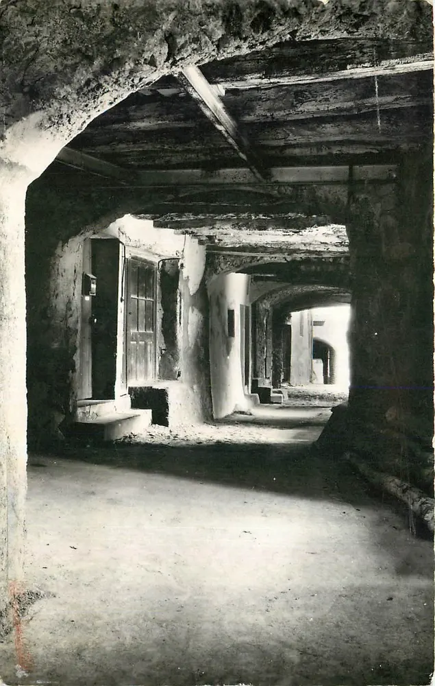 Nyons (Drôme) — An Old Street — Les Éditions du Sud - Front