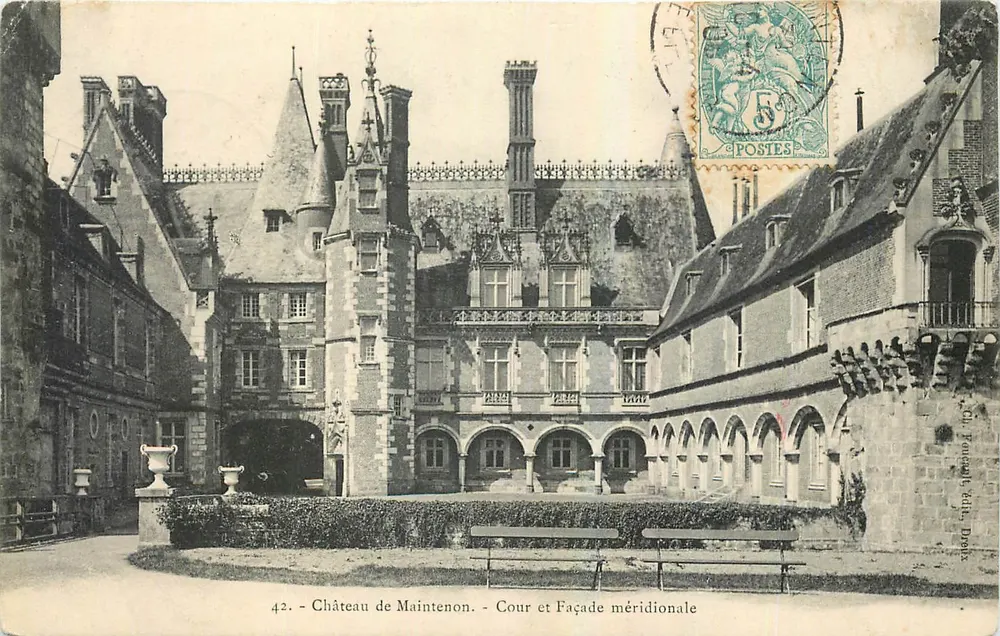 Castelo de Maintenon - Pátio e Fachada Meridional — editor A. Foucault, editor Dieppe, n°42 - Frente