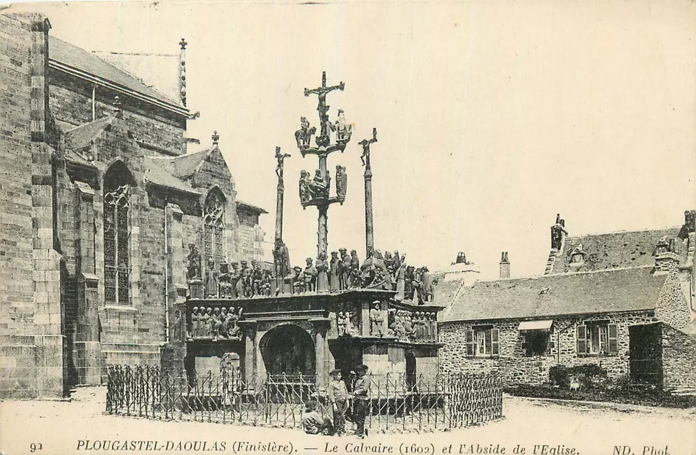 PLOUGASTEL-DAOULAS (Finistère) — Der Calvaire (1602) und die Kirchenapsis — ND. Phot. - Vorderseite
