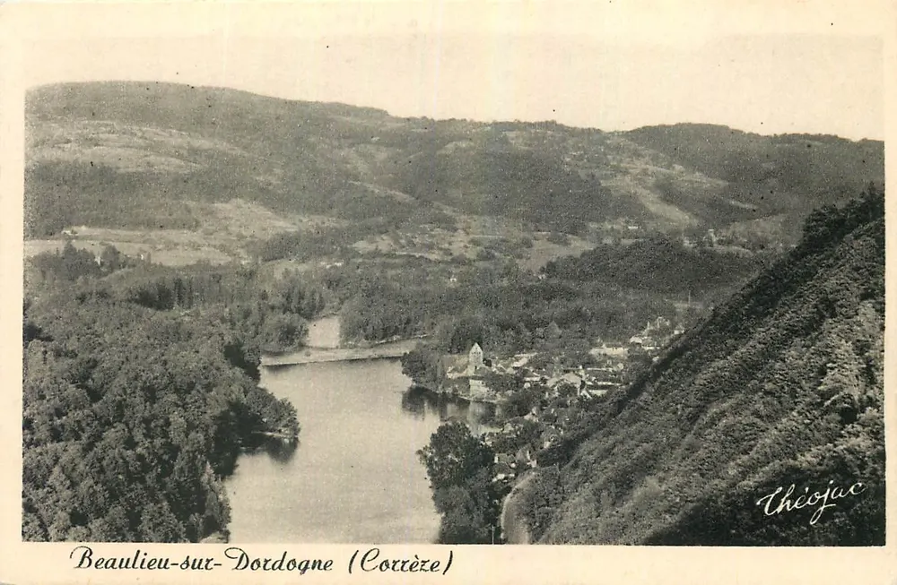 Beaulieu-sur-Dordogne (Corrèze) — panoramische uitzicht op het dorp en de rivier — Théojac - Voorkant