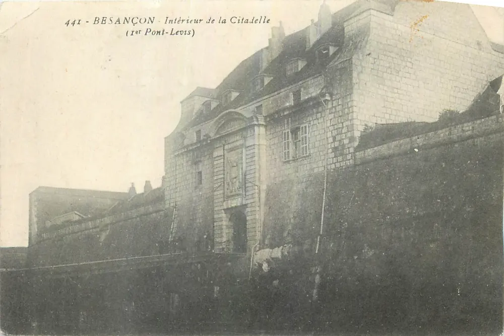 Besançon - Interior da Cidadela (1º Pont-Levis) - Frente