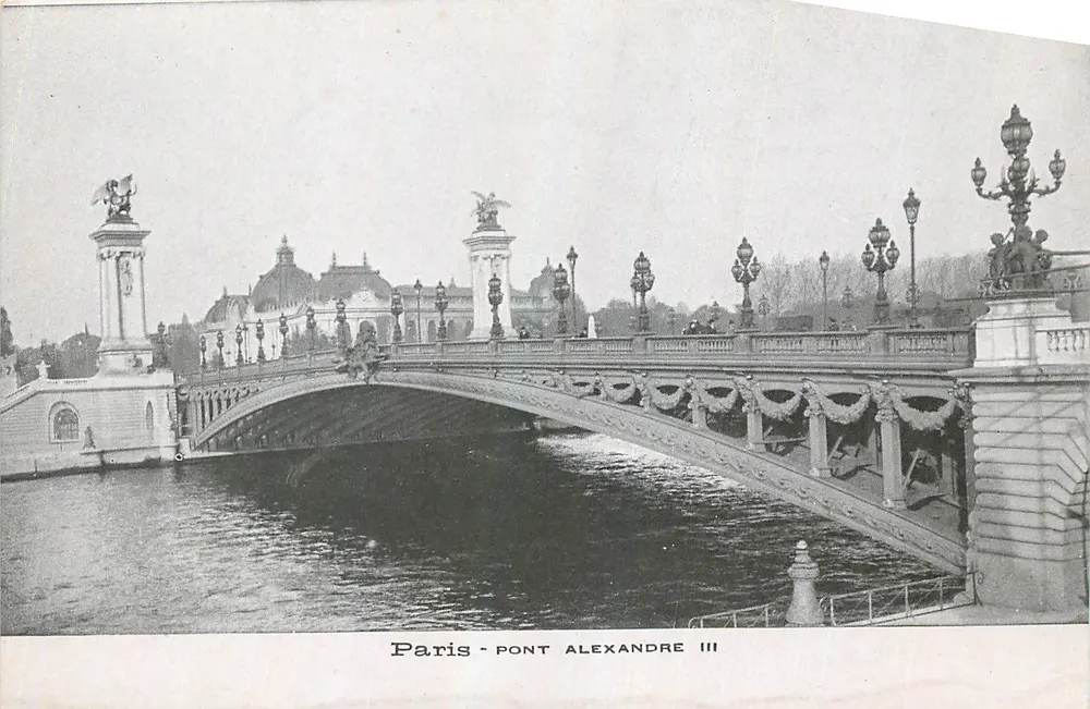 Paris - Ponte Alexandre III — vista da ponte decorada com estátuas e lanternas sobre a Sena - Frente