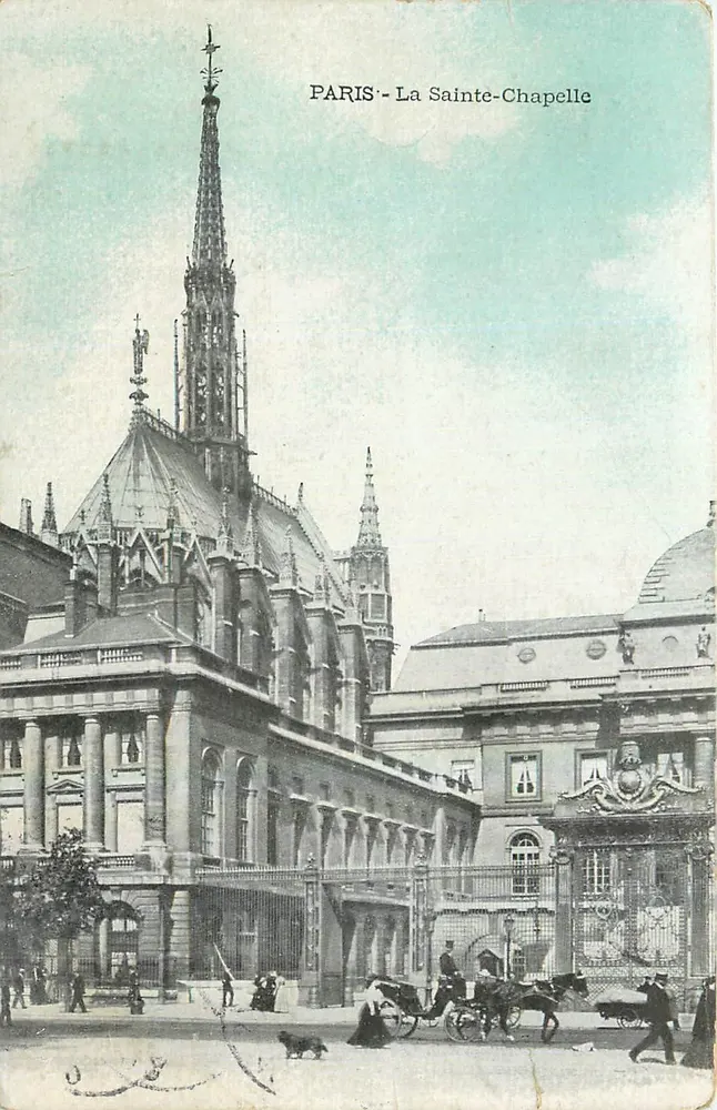 Paris - A Santa Capela — vista do edifício gótico com carruagem e pedestres - Frente