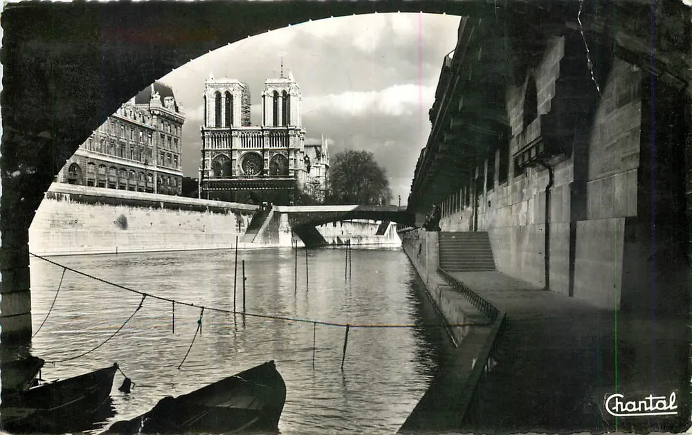 Notre-Dame de Paris — vue depuis un pont — éditeur Chantal - Frente
