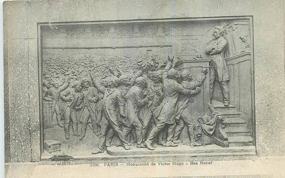 PARIS — Monument de Victor Hugo — Bas Relief - Frente