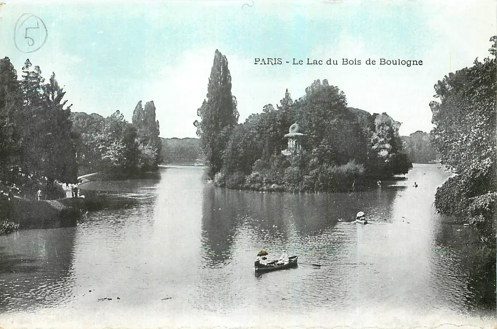 PARIS - Le Lac du Bois de Boulogne — vue du lac avec embarcation et îlot arboré — éditeur non identifié, n° de série 5 - Recto
