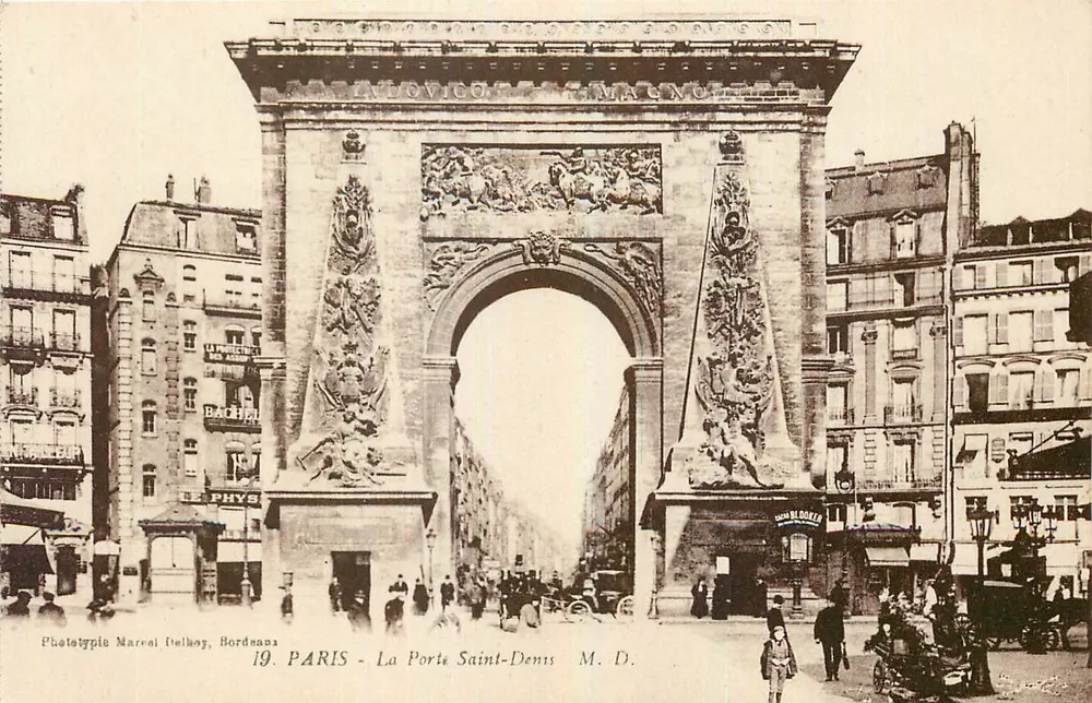 Paris - A Porta Saint-Denis — arquétipo da Porta Saint-Denis, com inscrições e detalhes escultóricos — Fototypie Marcel Delhay, Bordeaux, n°19 - Frente