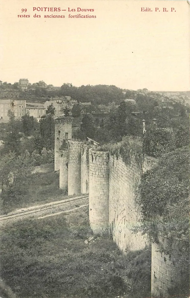 POITIERS — Os Douves — restos das antigas fortificações — Edit. P. R. P. - Frente
