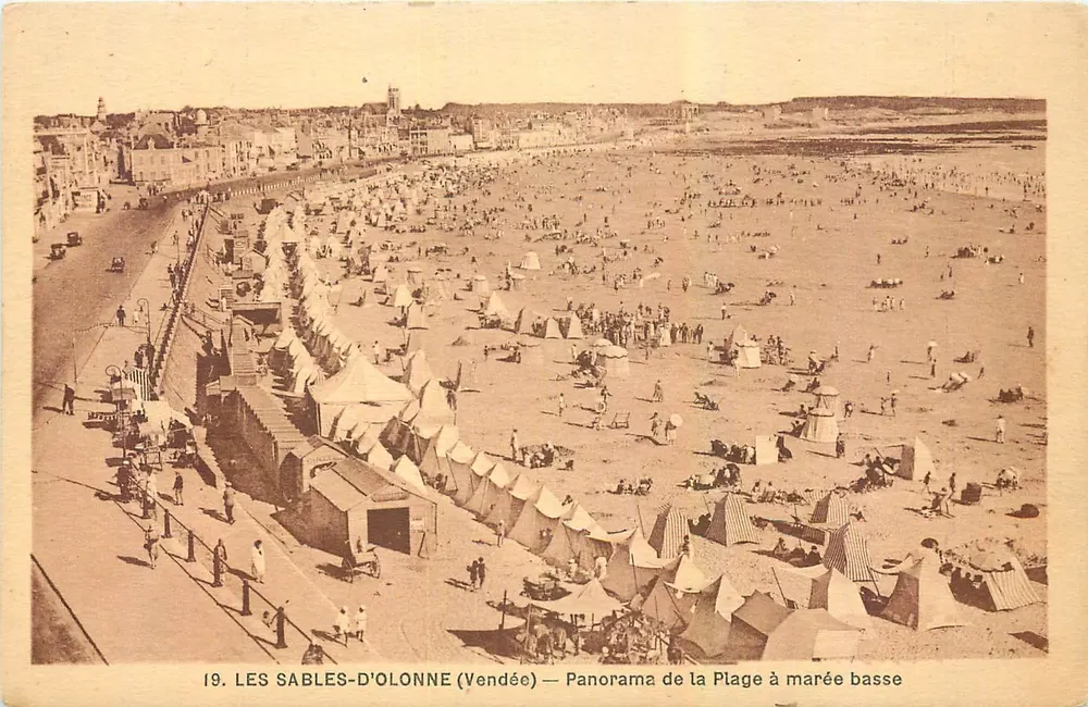 LES SABLES-D'OLONNE (Vendée) — Panorama van de Kust bij laag water - Voorkant