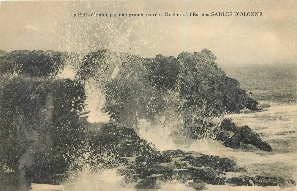Der Teufelsbrunnen bei hohem Wasserstand - Felsen östlich von SABLES-D'OLONNE — Sammlung Vendechane, Chiraud, Nr. 1684 - Vorderseite